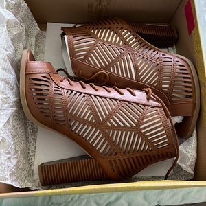 Never worn brown tie up heels